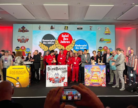 All winners of the Spiel des Jahres 2025 on stage