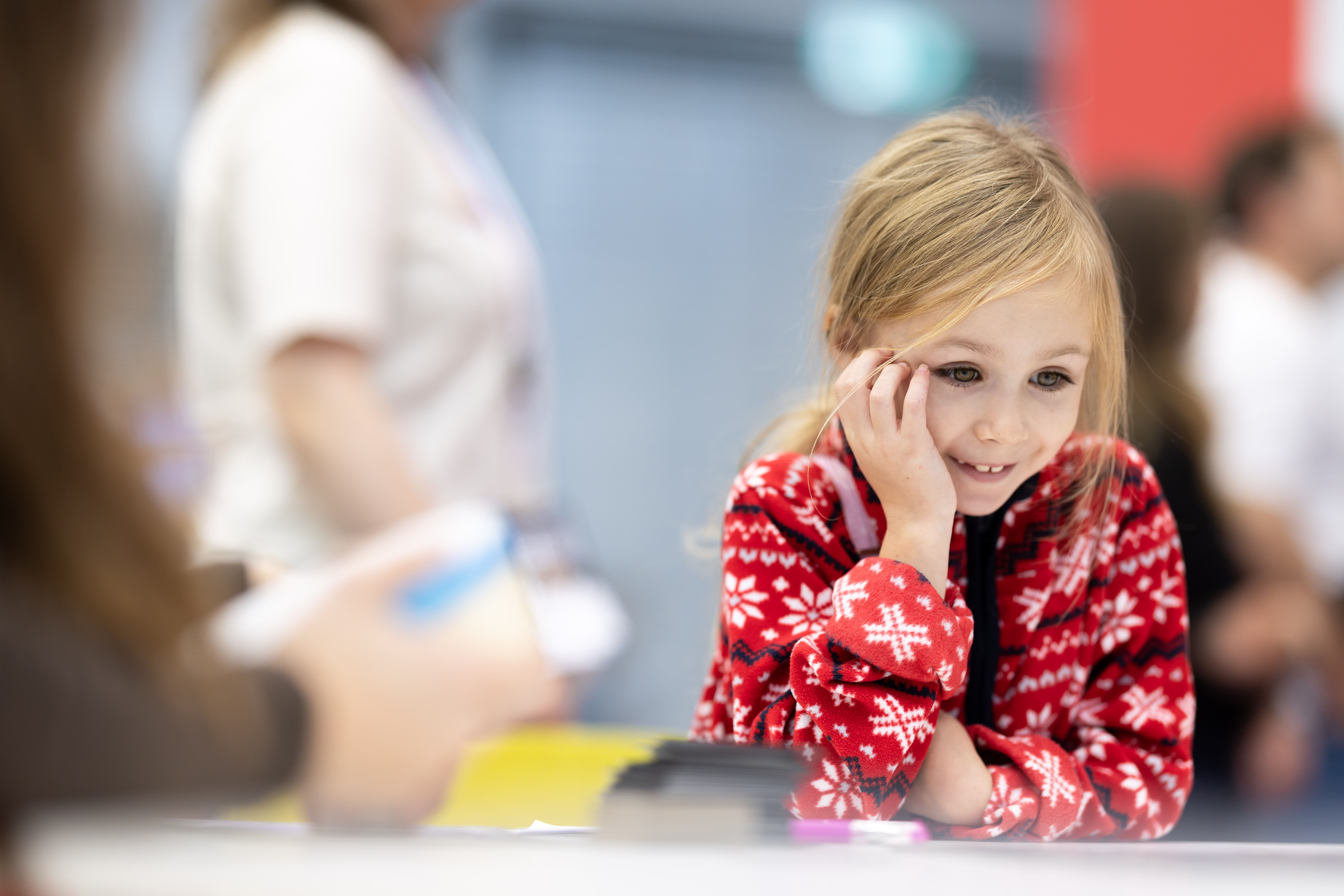 SPIEL Essen 2025 Madchen strahlt